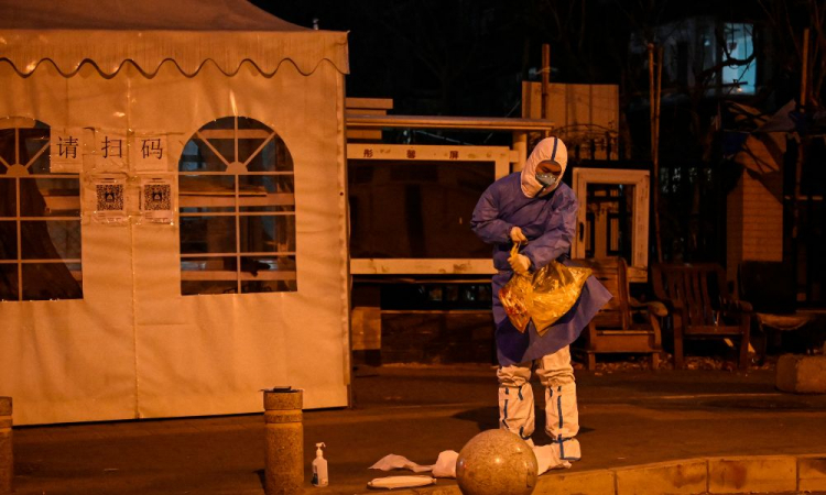 China vira vítima da própria política de ‘covid zero’ e precisa ceder para evitar novas revoltas populares