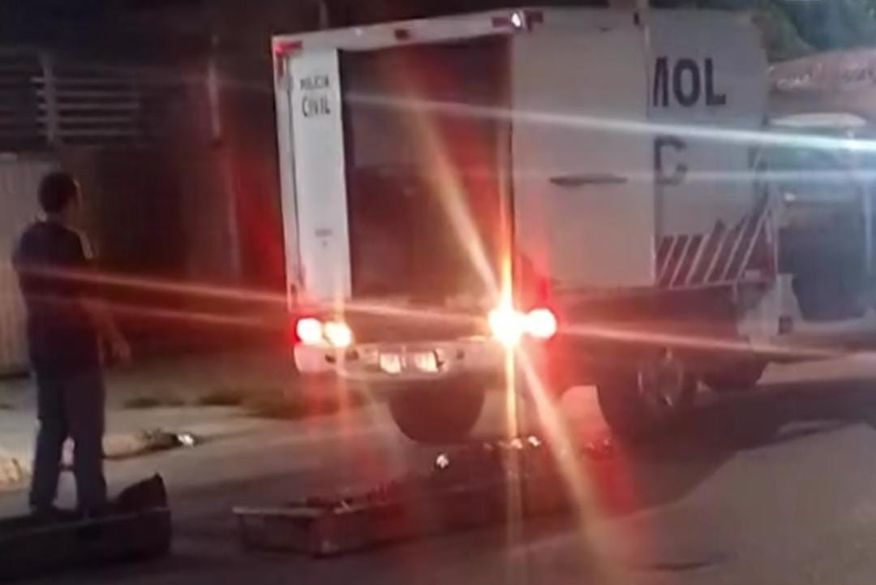 Inusitado: portas de 'rabecão' se abrem e corpos caem em rua de João Pessoa; veja vídeo