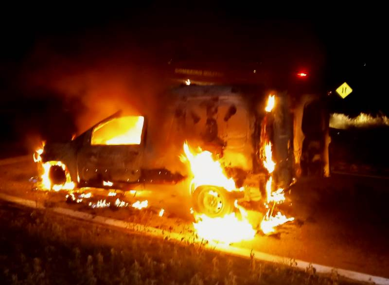 Susto: Ambulância pega fogo próximo à Patos na madrugada desta segunda-feira (05); ninguém ficou ferido. VÍDEO