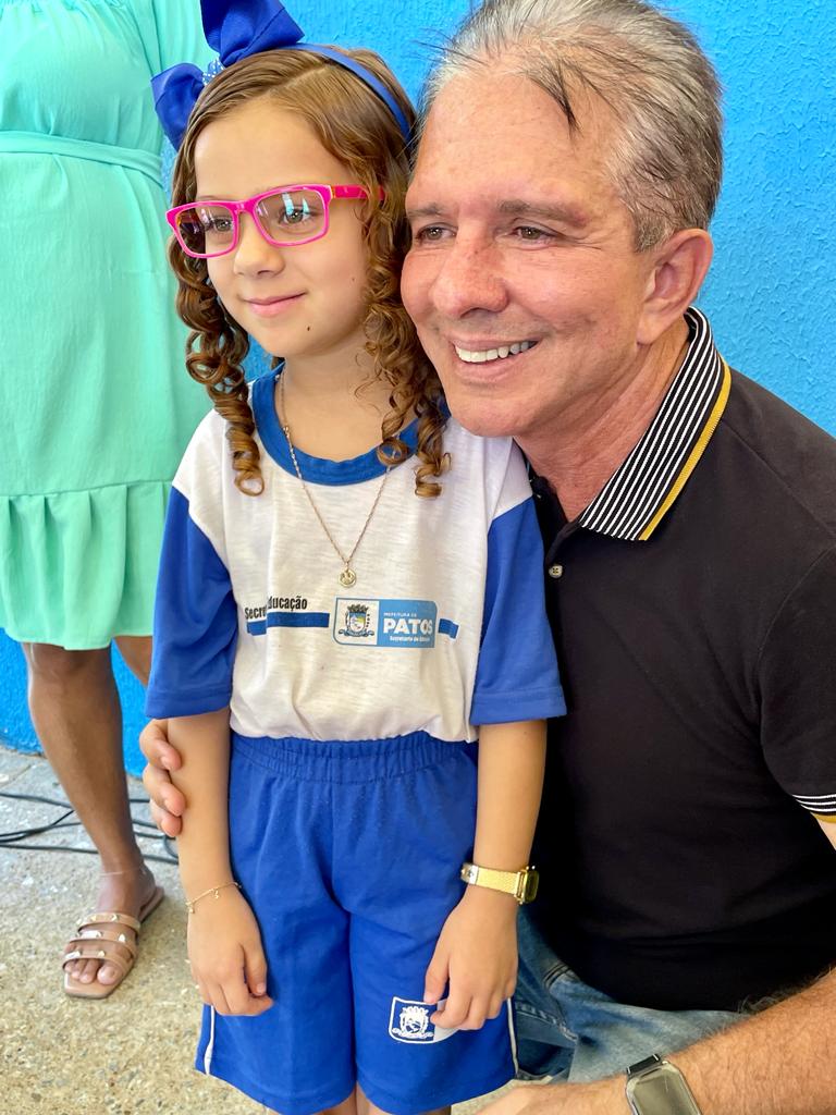 Novos Olhares: Prefeito Nabor Wanderley distribui óculos para alunos da escola municipal CIEP IV, no Alto da Tubiba