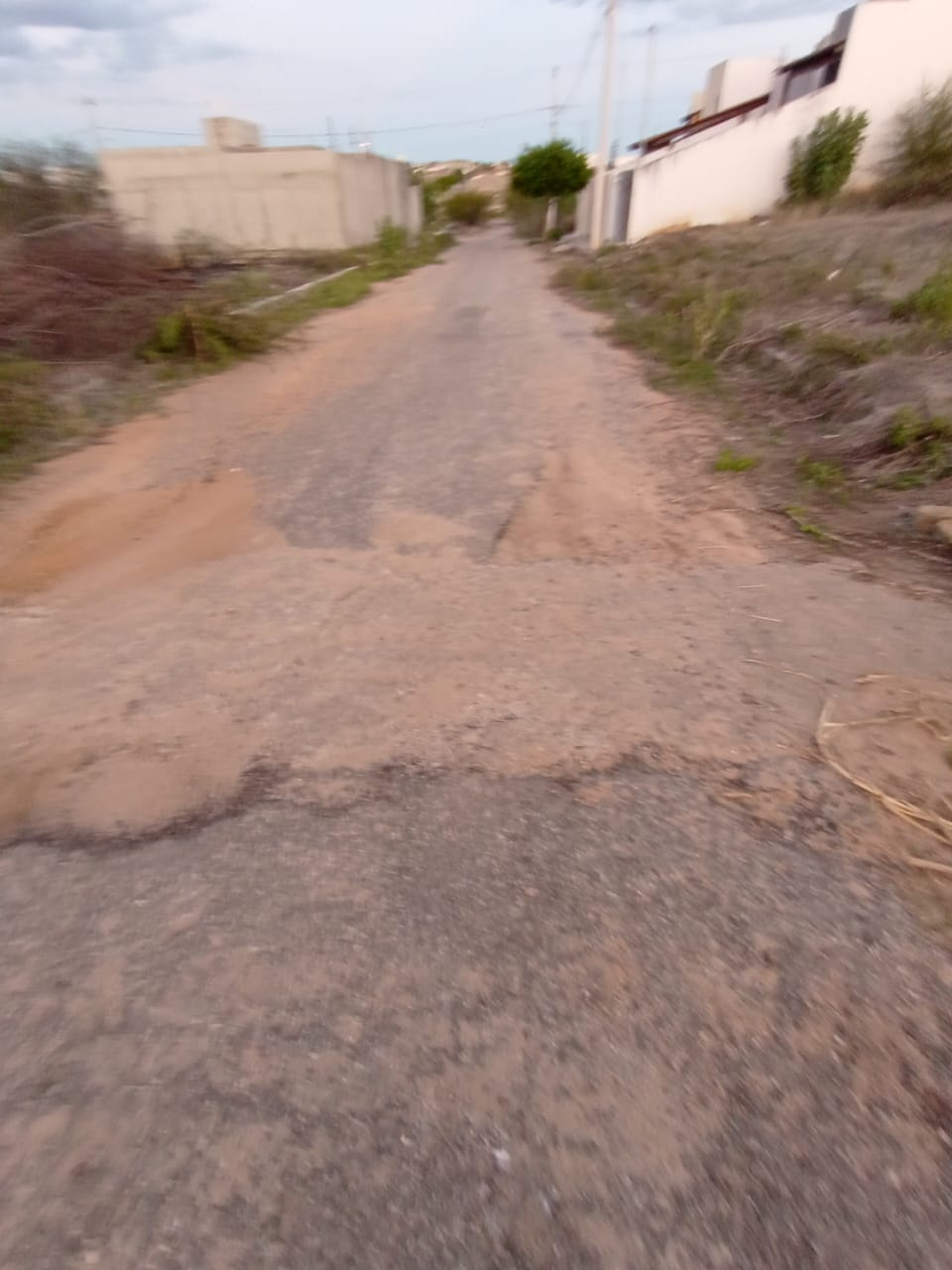 Internauta residente no Loteamento Ridete Leite, próximo ao Coliseum, denuncia ruas às escuras e esburacadas e lixo acumulado; Prefeitura diz que demanda será solucionada