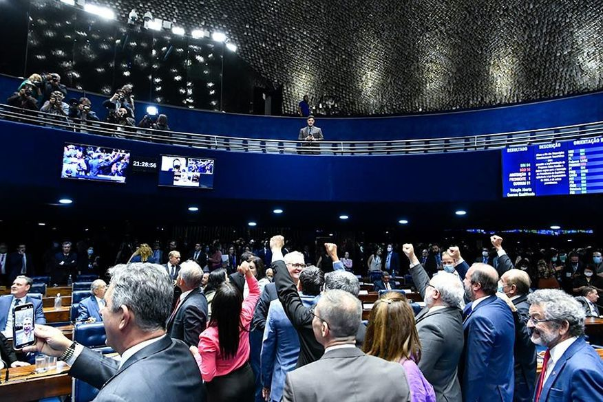 Sob intenso debate, PEC da Transição é aprovada no Senado