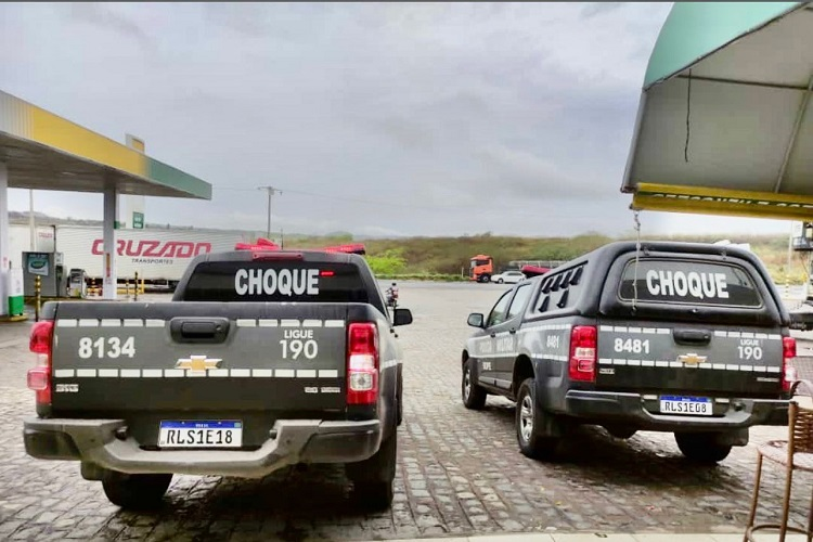 Homem tenta assaltar usando uma pedra como arma e é preso por PM que estava de folga, em Cajazeiras