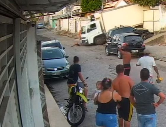 Impressionante: Vídeo mostra momento em que homem é arrastado por caminhão enquanto realizava conserto no veículo, em João Pessoa