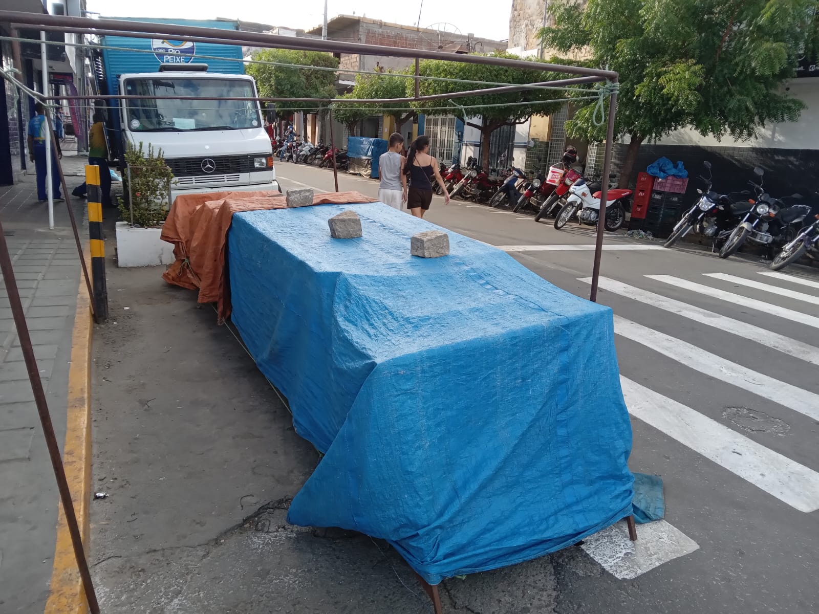 Em Patos, esposa de barraqueiro diz que Prefeitura está retirando barracas de frutas no Centro: 