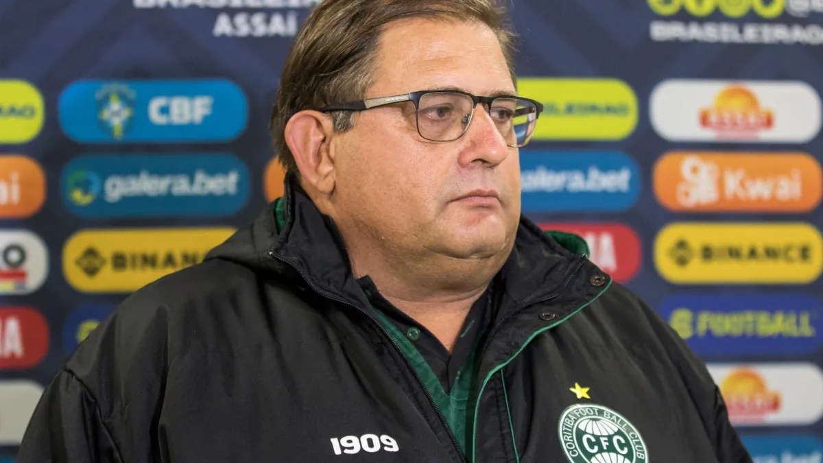 Coritiba anuncia a demissão do técnico Guto Ferreira