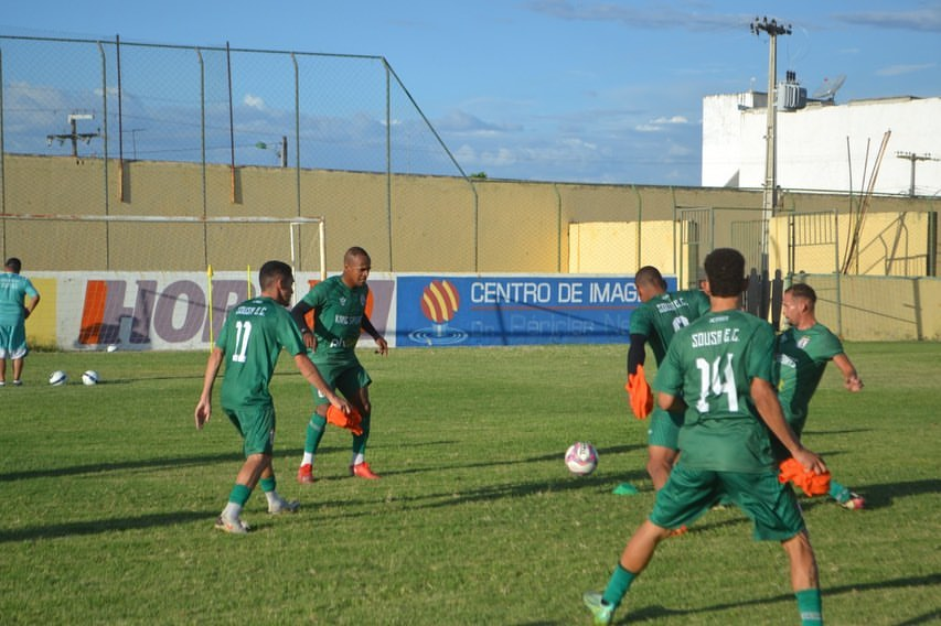 Sousa inicia trabalhos enquanto aguarda mais dois jogadores