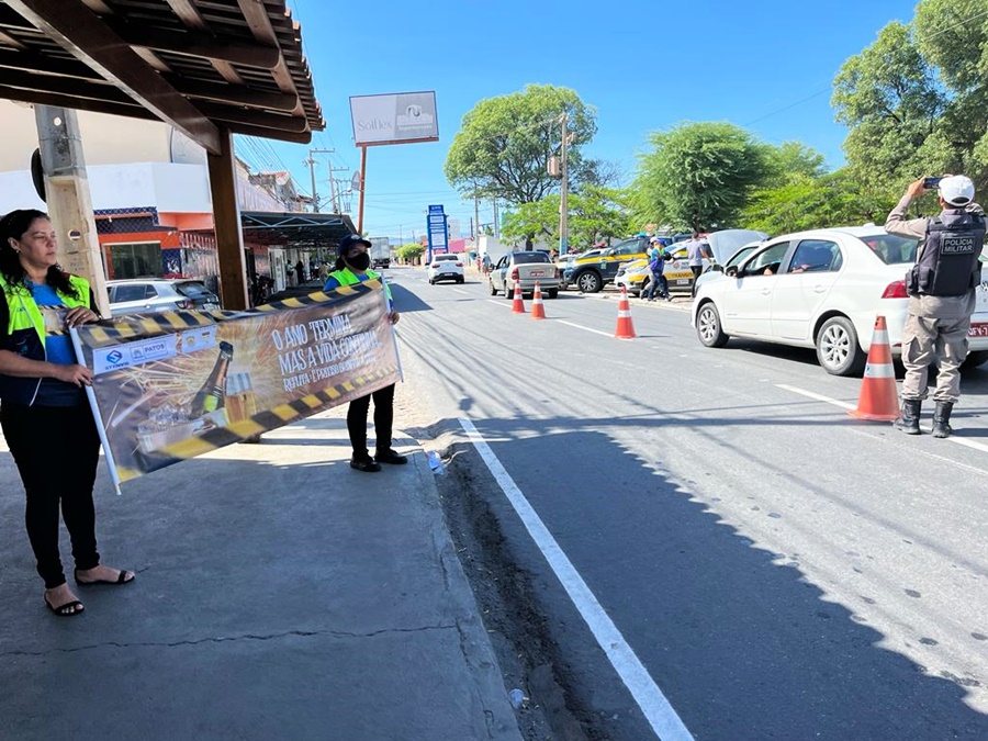 Órgãos de trânsito realizam em Patos, blitz educativa de orientação sobre as festividades de final de ano