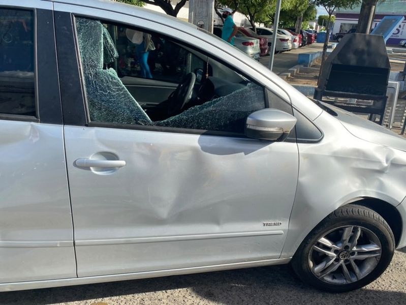 Empresária tem carro danificado após jumentos soltos na rua colidirem com veículo na tarde desta segunda-feira (12), no Centro de Patos
