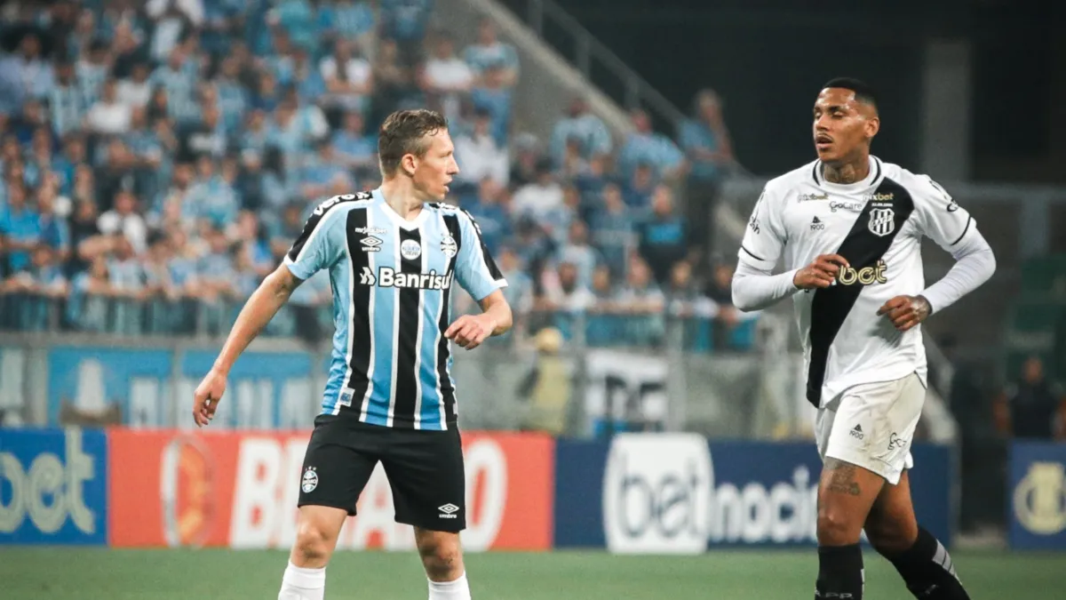 Lucas Leiva apresenta alteração de ritmo cardíaco em exames e é afastado pelo Grêmio