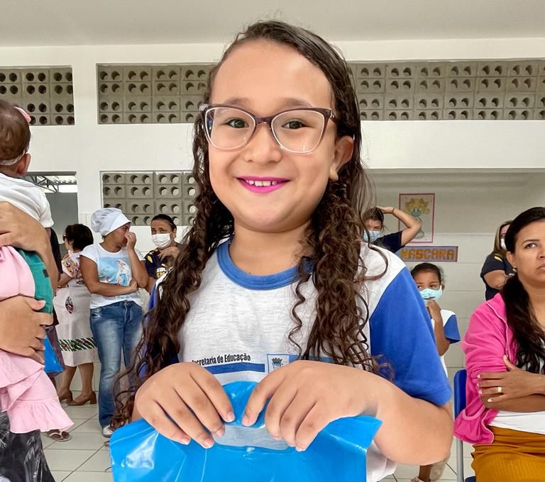 Mais de 200 crianças da rede municipal de ensino já foram contempladas com entrega de óculos do projeto Novos Olhares