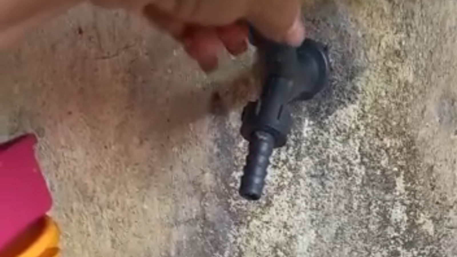 Moradores da cidade de Quixaba relatam falta de água e fazem apelo; Cagepa diz que motivo é execução de manobra