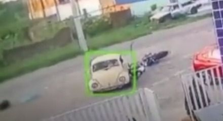 Vídeo mostra momento de colisão entre carro e moto que vitimou bebê de três meses, em Imaculada-PB. Confira