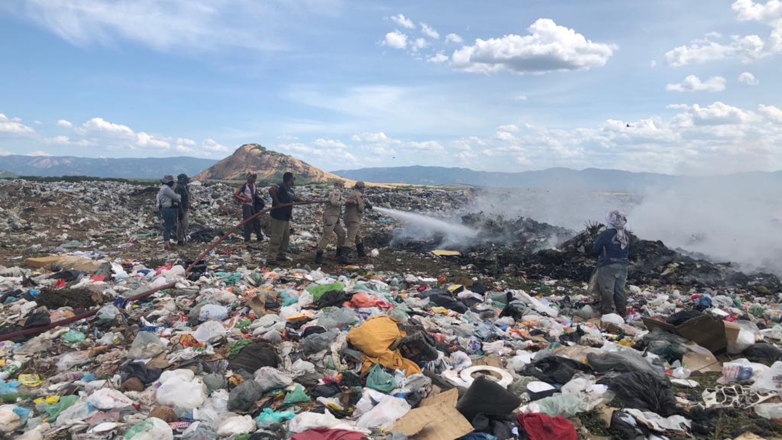 Corpo de Bombeiros age rápido e consegue controlar princípio de incêndio no lixão de Patos; Veja Vídeo