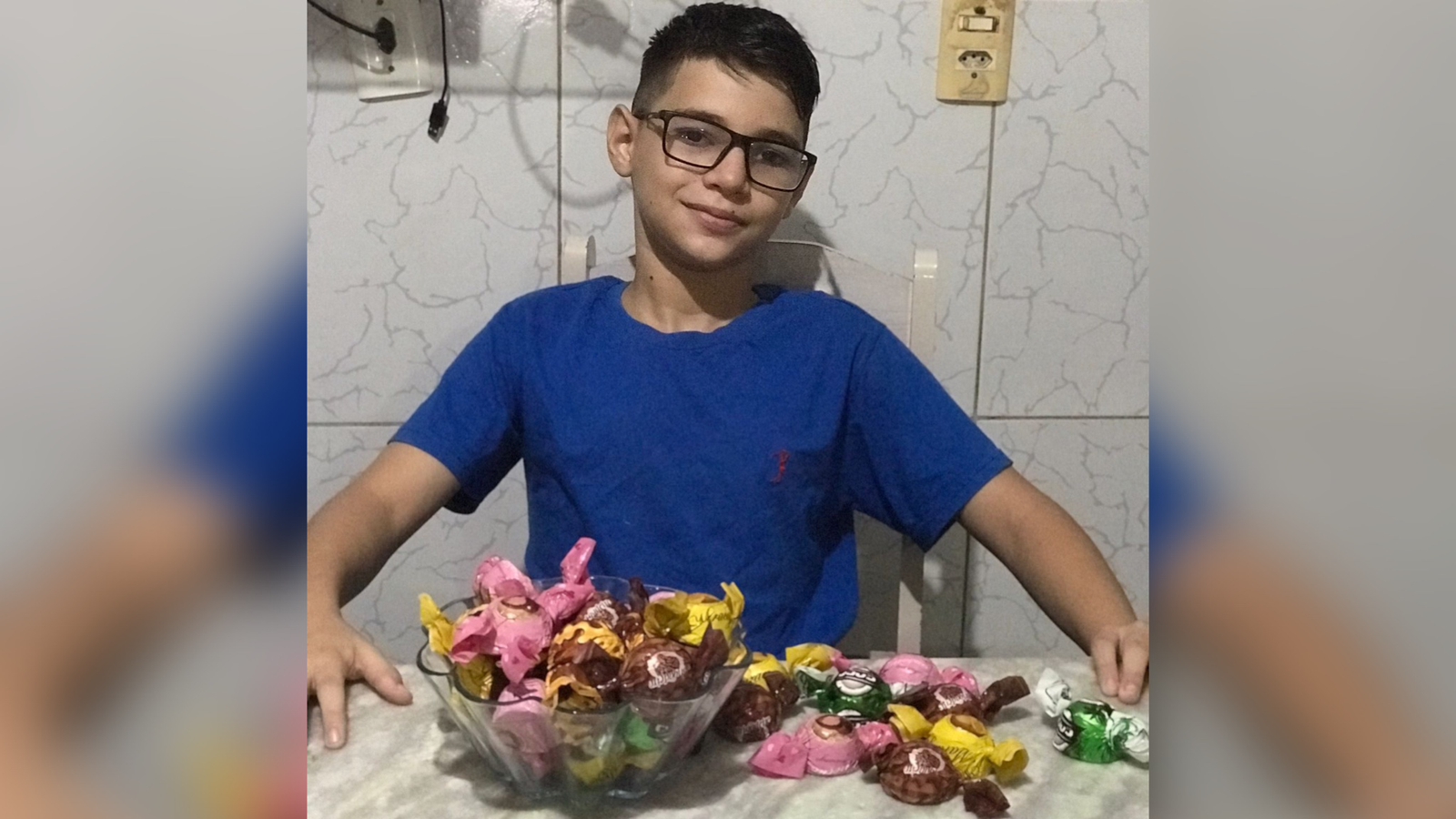 Em Patos, menino vende doces para comprar computador e poder estudar