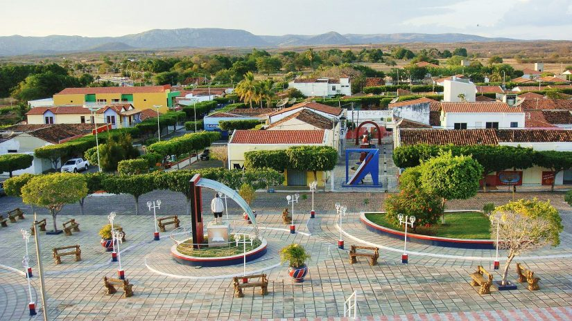 Inusitado: Prefeitura contrata concessionária de motos para fazer limpeza e coleta de lixo, no Sertão