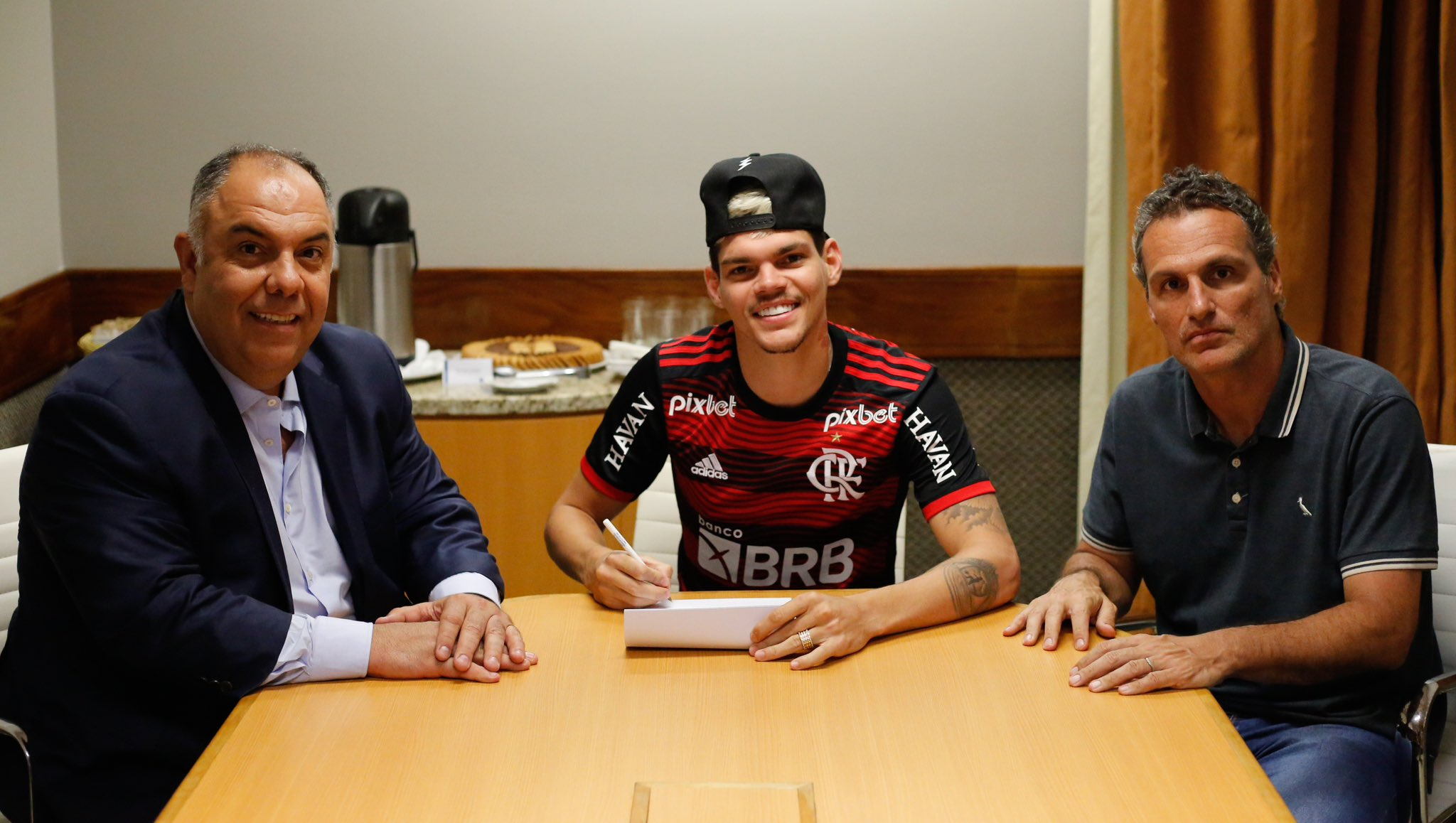 Flamengo anuncia a contratação de Ayrton Lucas em definitivo