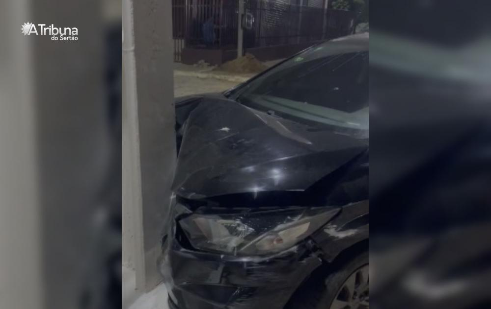 Em Santa Luzia, carro desce ladeira desgovernado e colide com poste de energia elétrica