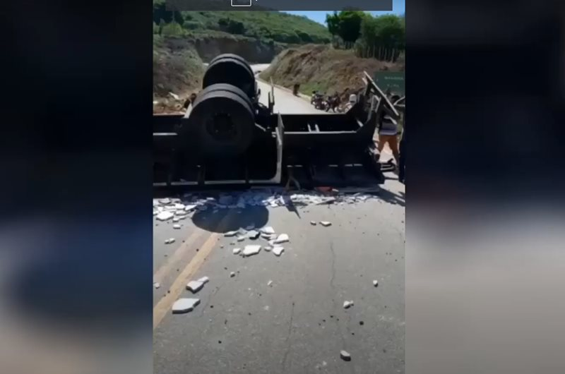 Caminhão carregado com placas de mármore tomba em rodovia de Santana de Mangueira