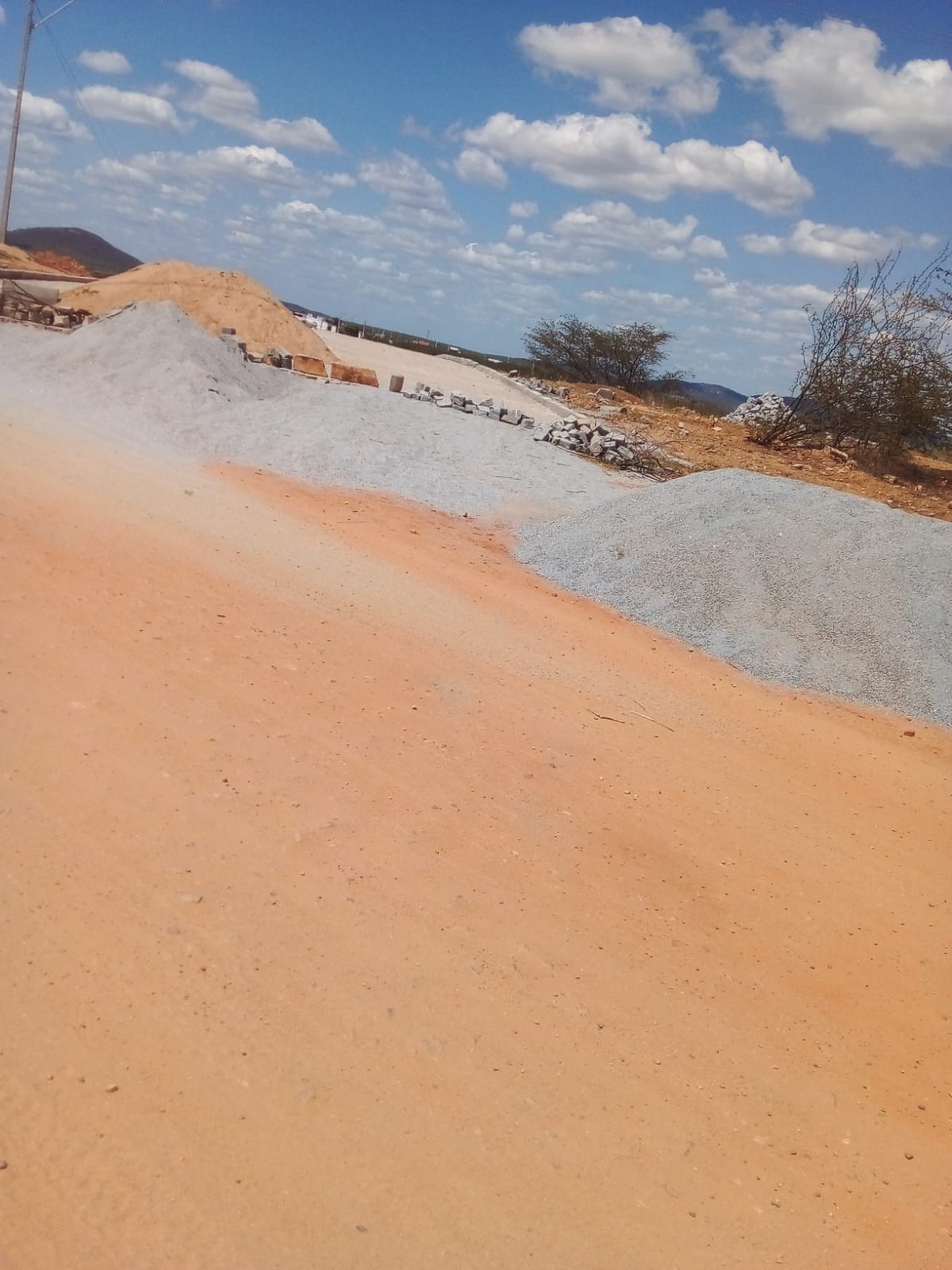 Morador do bairro dos Estados diz que obra de pavimentação foi paralisada na localidade; Prefeitura esclarece