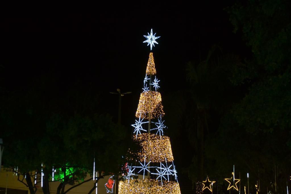Visitantes lotam e prestigiam apresentações culturais e decoração natalina na Praça Edvaldo Mota, em Patos