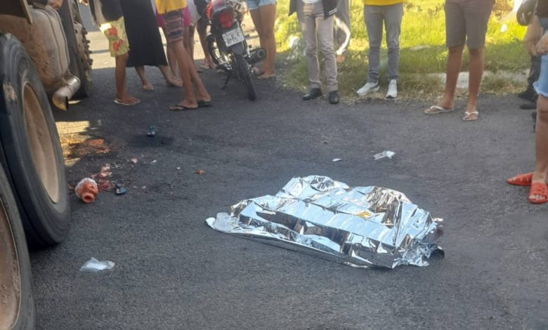 Criança morre e mulher fica gravemente ferida após acidente com caminhão-caçamba em Sousa