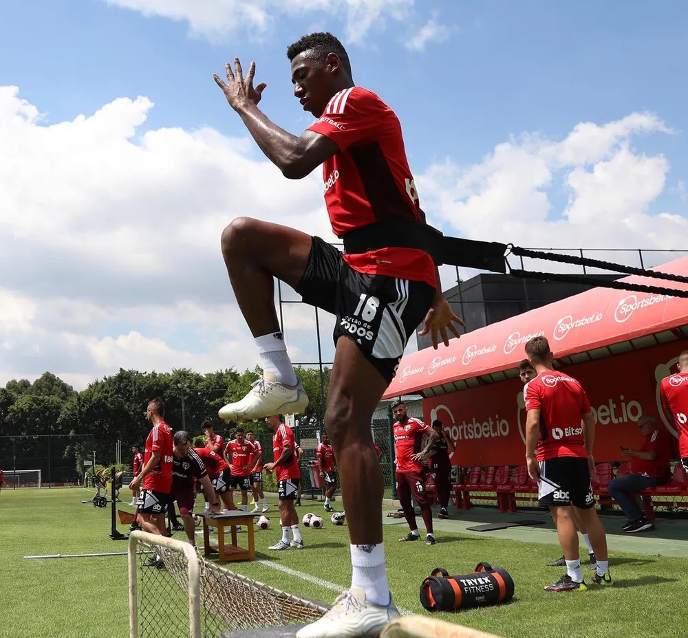 Vasco faz proposta para contratar Léo, zagueiro do São Paulo