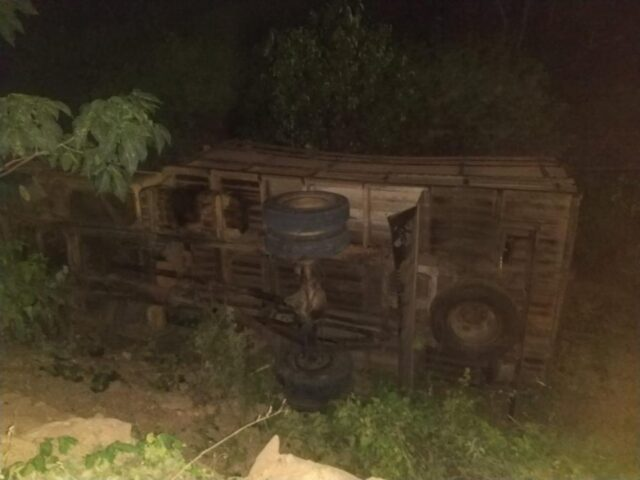 Caminhão tomba em Salgadinho após colidir com pedra na estrada