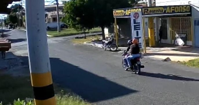 Vídeo mostra momento de colisão entre motocicleta e caminhão-caçamba que vitimou criança de 2 anos, em Sousa. CONFIRA