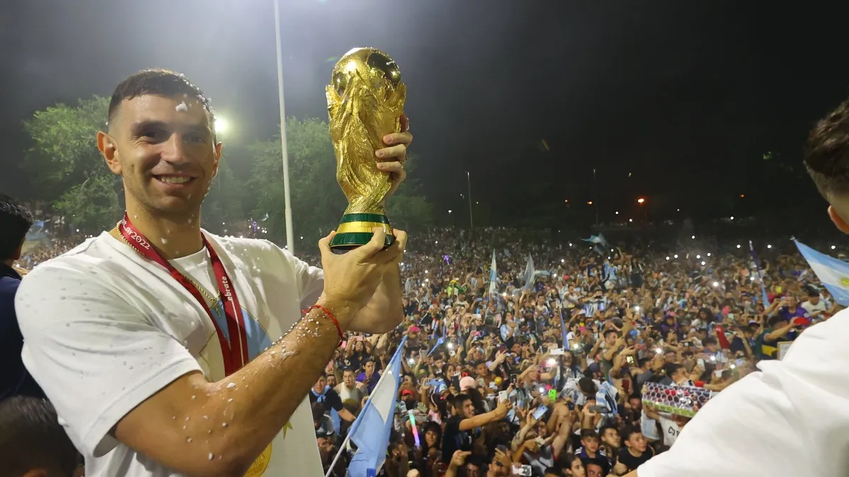 Seleção argentina desembarca em Buenos Aires e é recebida com festa