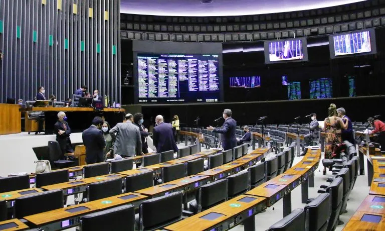 Deputados aprovam projeto que reajusta salários dos membros do Congresso Nacional, do presidente e vice-presidente da República e dos ministros de Estado