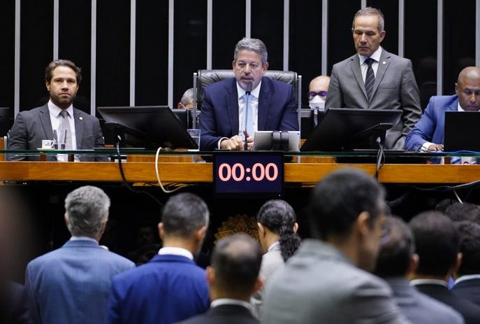 Maioria da bancada paraibana na Câmara votou a favor da PEC da Transição; apenas Hugo Motta e Edna Henrique votaram contra