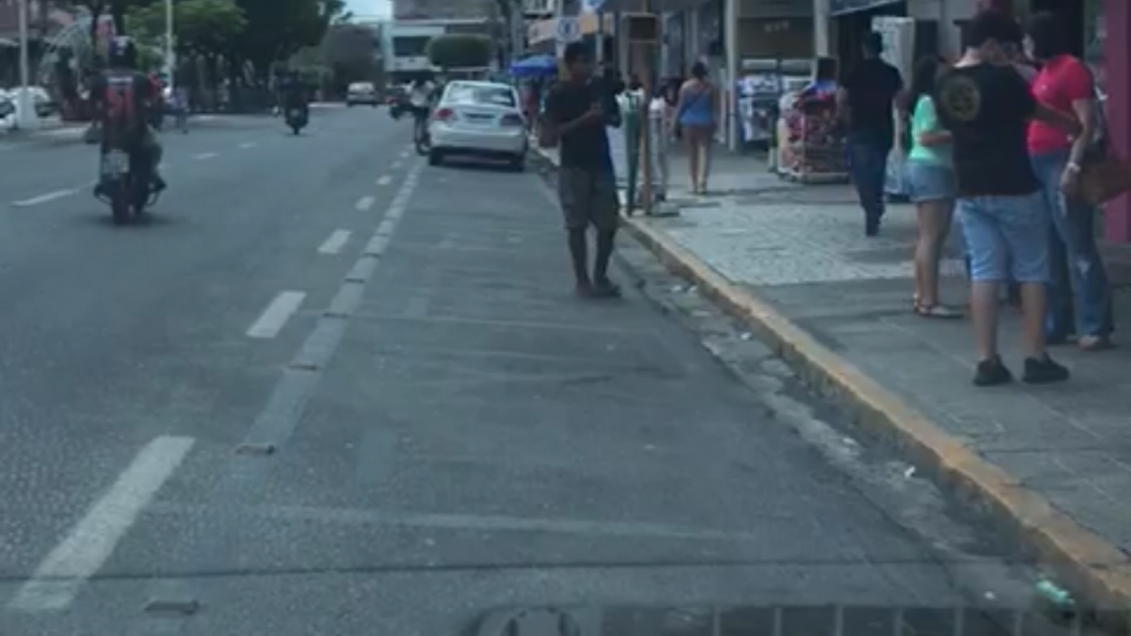 Internauta reclama de praça que está sendo ocupada por apenas um taxista e que espaço poderia ser destinado para estacionamentos; Superintendente diz que mudança não é necessária