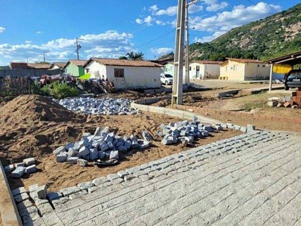 Prefeitura de Catingueira inicia pavimentação e beneficia moradores do Conjunto Vila da Cruz