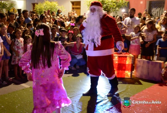Centenas de famílias prestigiam a chegada do Papai Noel no Natal Mágico de Cacimba de Areia