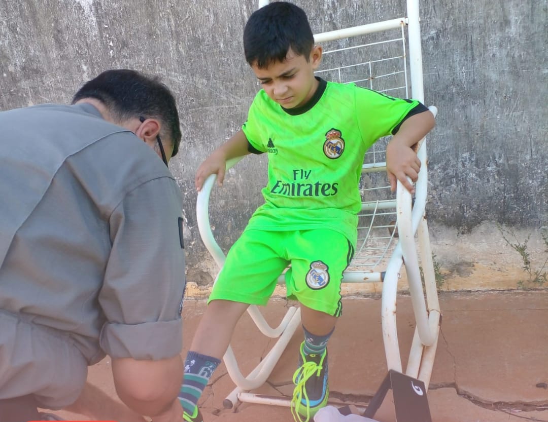 Polícia Militar doa chuteiras a criança que sonha ser jogador de futebol