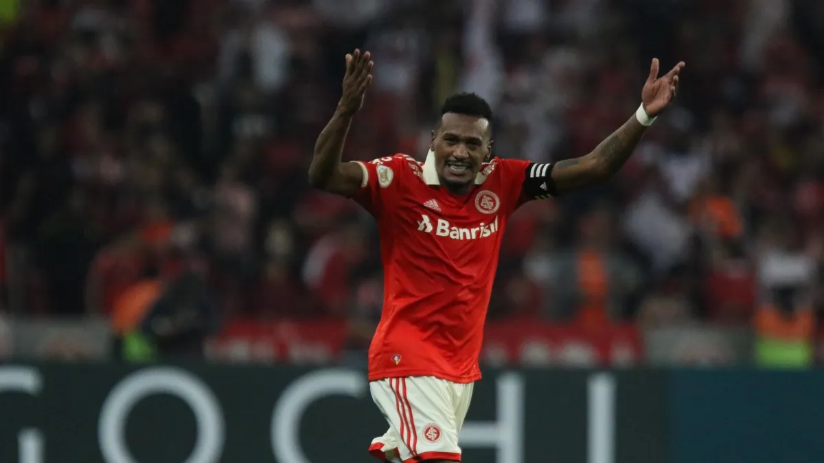 Edenílson assina contrato com o Atlético-MG