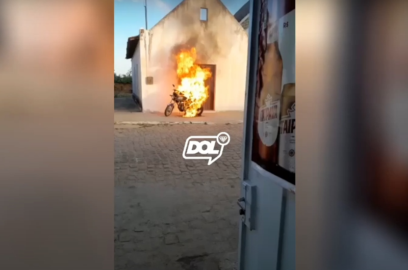 Moto é incendiada de forma criminosa em São José de Caiana; vídeo