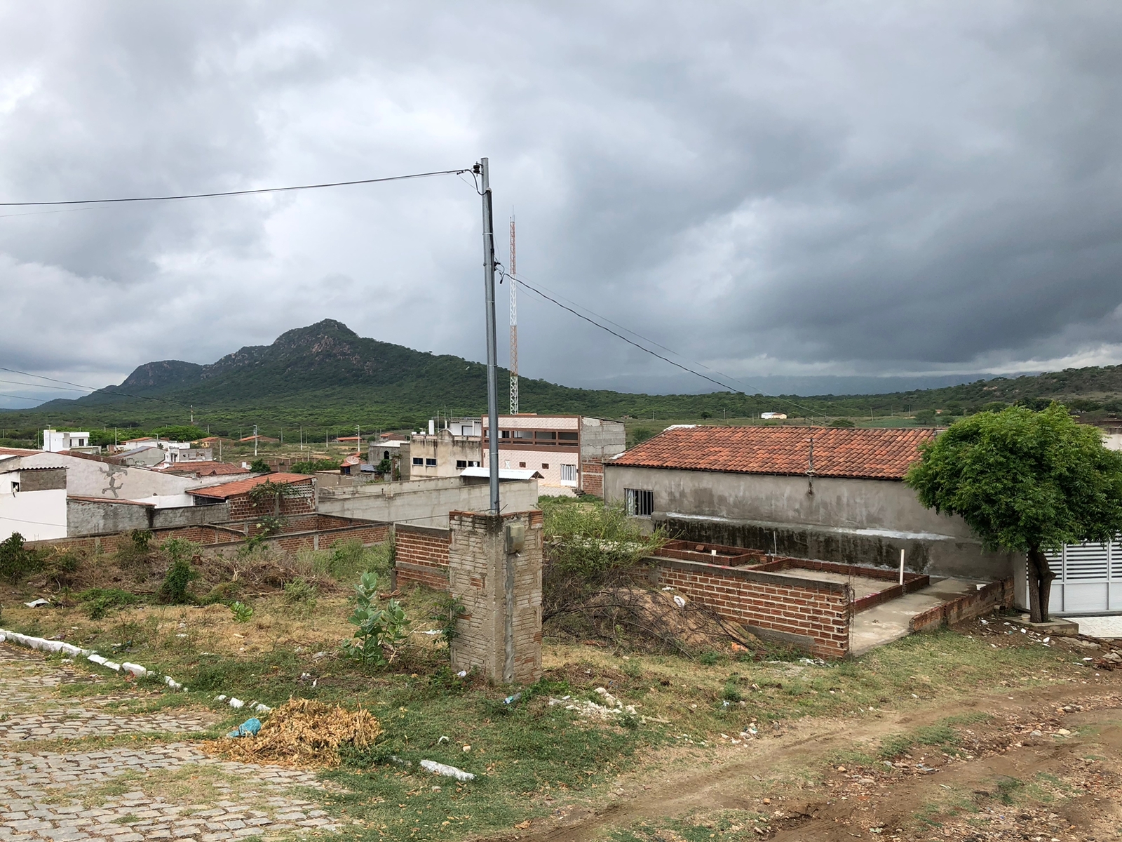 Meteorologia acerta e chove em Patos e região nas últimas horas. Sistema VCAN sobre a região está provocando as precipitações   