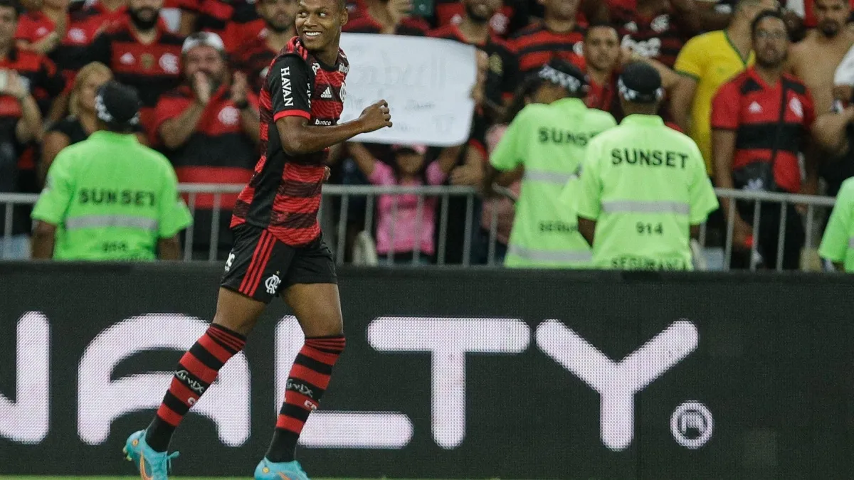 Newcastle inicia negociações para comprar Matheus França, promessa do Flamengo