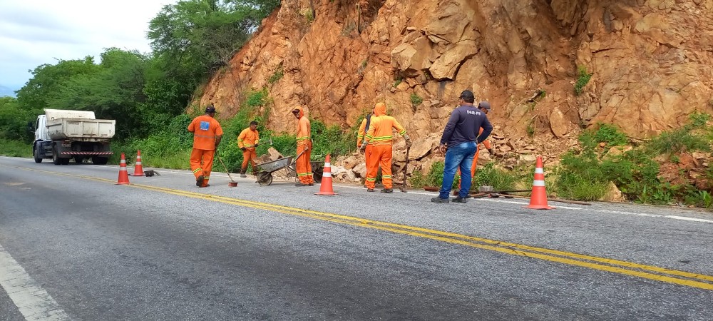 DER faz retirada de pedras que caíram após fortes chuvas na Serra do Teixeira