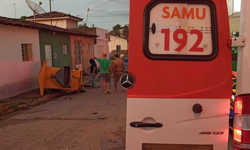 Jovem com sintomas de embriaguez colide motocicleta contra barraca de espetinho em Patos