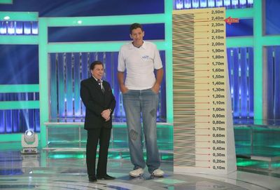 Da amputação ao pódio: a história de superação de Ninão, homem mais alto do Brasil