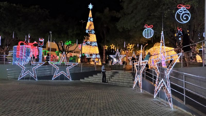 Após decoração natalina, Praça do CEPA é 