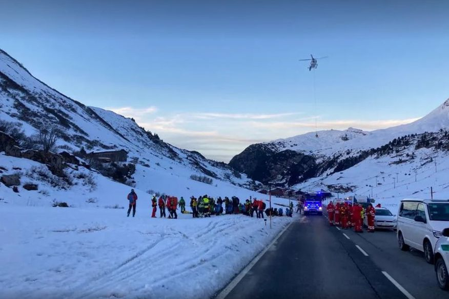 Dez pessoas ficam soterradas por avalanche de neve em pista de esqui na Áustria