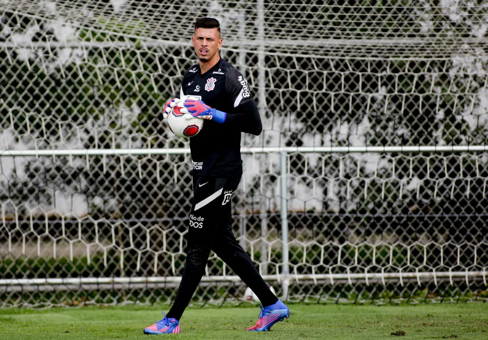 Vasco negocia com Corinthians compra do goleiro Ivan