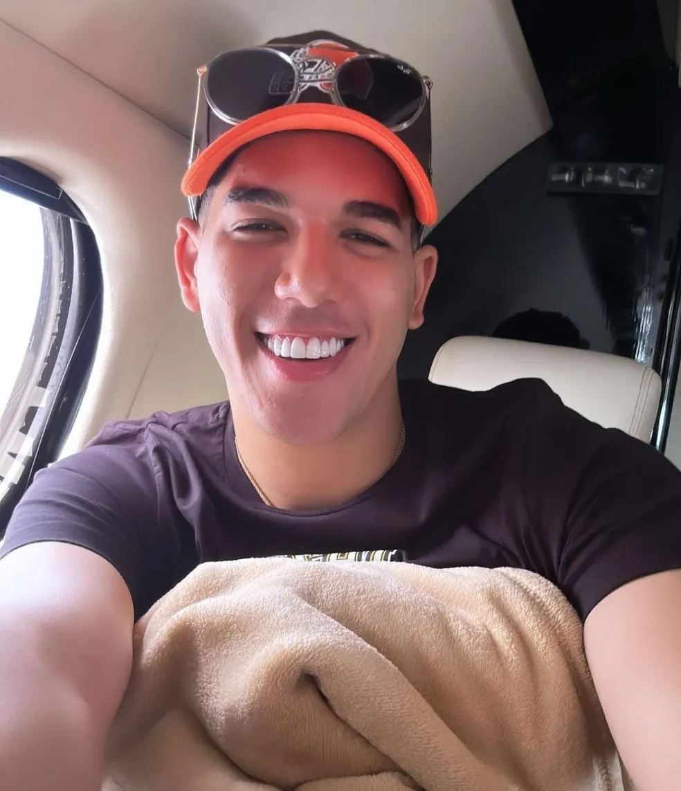 Avião com cantor Zé Vaqueiro sofre pane e retorna a Fortaleza após decolagem