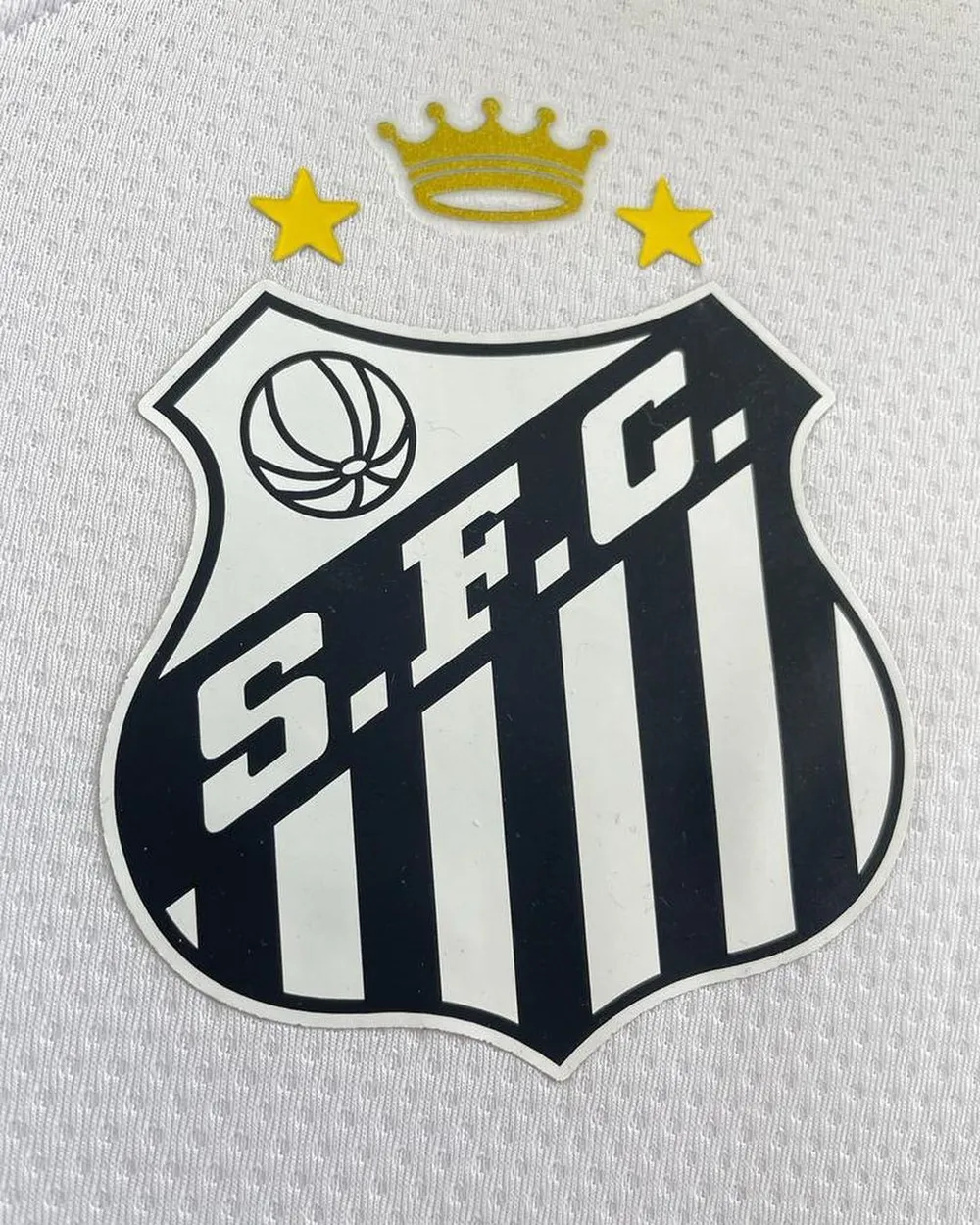 Santos divulga novo escudo com coroa em homenagem a Pelé; honraria estará presente já na Copinha