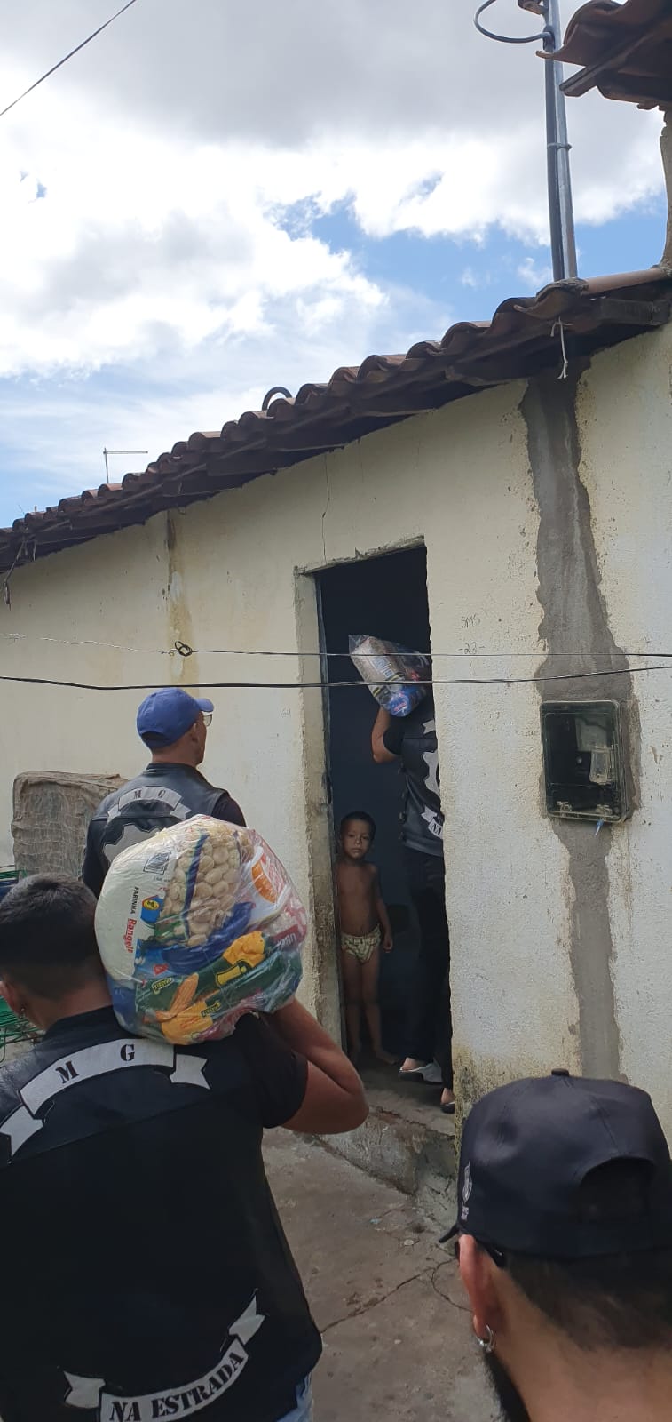 Natal Sem Fome: Grupo de motociclistas MG P.O. na Estrada realiza entrega de cestas básicas em bairros de Patos, Santa Terezinha-PB e Itapetim-PE