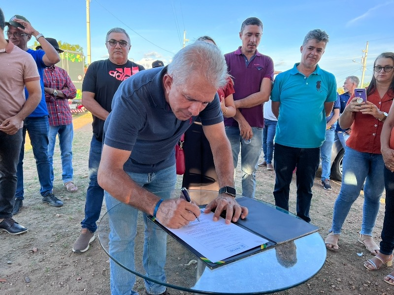Prefeito Nabor Wanderley assina ordem de serviço para construção de praça e quadra no Campo Cumprido